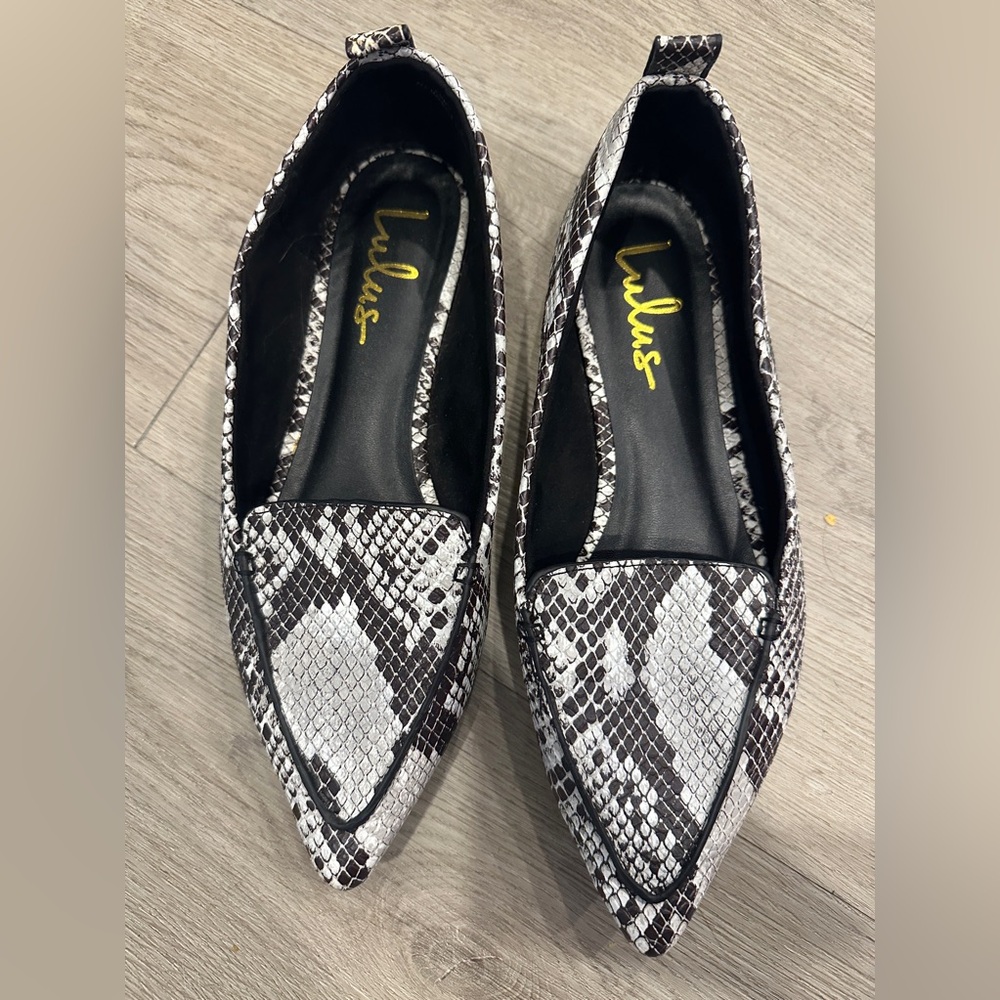 LULU’s pointy toe flat with black and white snake print